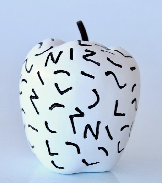 BLACK & WHITE APPLE  11X9CM
